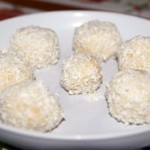 Кулинарные рецепты — Домашние конфеты из творога, песочного печенья и кокосовой стружки